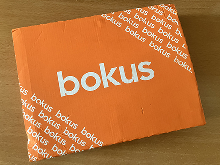 Orange paket från Bokus