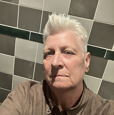 Selfie nyklippt i brun linneskjorta på K5s toa