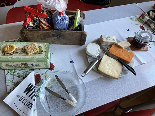 Uppdukad ostbricka kex krusbärsmarmelad på köksbordet