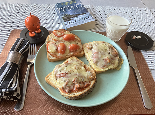 Varma mackor och boken Bröllopsfesten