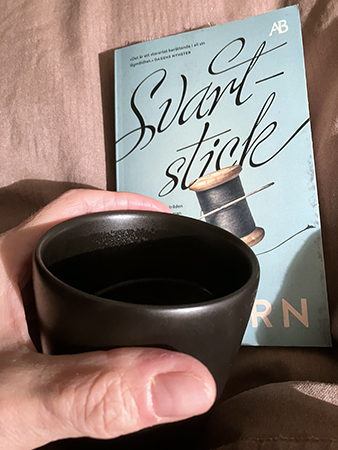 Läsning av Svartstick och kaffe på sängen