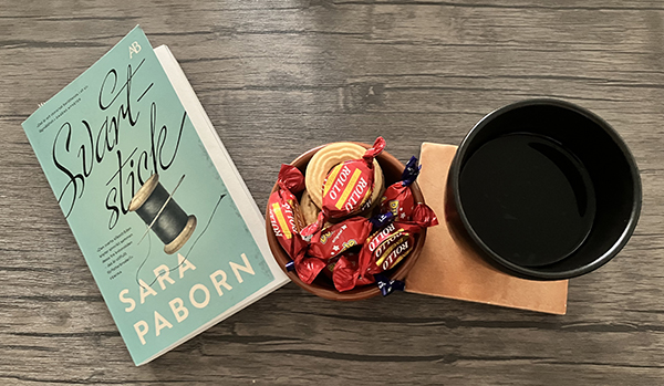 Boken Svartstick skål med godis o Ballerinakex o kaffe Boken Svartstick skål med godis o Ballerinakex o kaffe