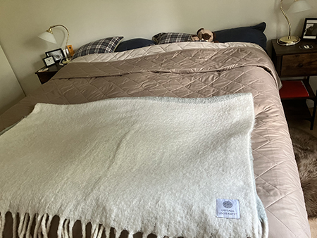 Bäddat med överkast och pläd