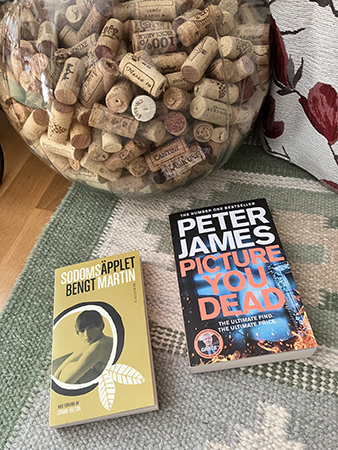 Böckerna Sodomsäpplet och Pictrure you dead