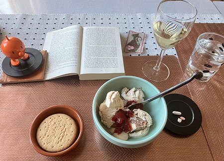 Hasselnötsglass med rödvinbärssylt digestive Hopptimisten uppslagen bok en skvätt riesling