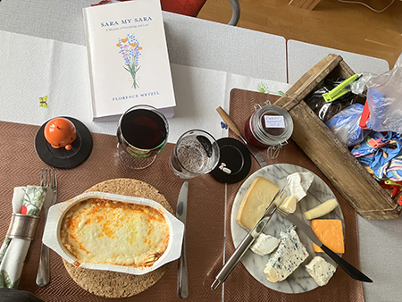 Kycklinglasagne och ostbricka ett glas rött Hopptimisten och Sara