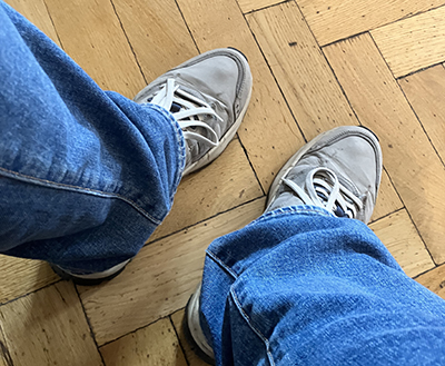 Med fötterna i jympadojor på parkettgolv Med fötterna i jympadojor på parkettgolv