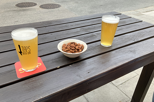Öl och salta mandlar på Taps