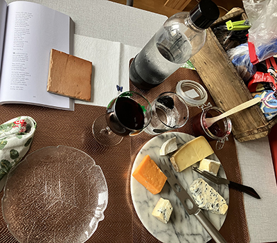 Ostbricka kex krusbärsmarmelad uppslagen bok Altero Toscanavin