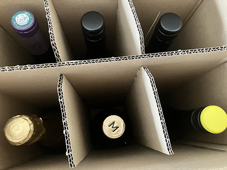 Sex flaskor i en låda