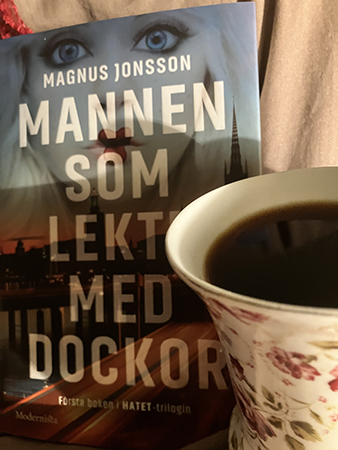 Söndagskaffe på sängen o boken Mannen som lekte med dockor
