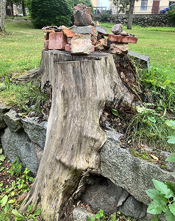 Steninstallation på stubbe i Odinslund