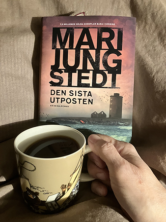 Boken Den sista utposten och kaffe på sängen
