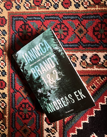 Boken Jannica Brandt 1 o 2 på en matta