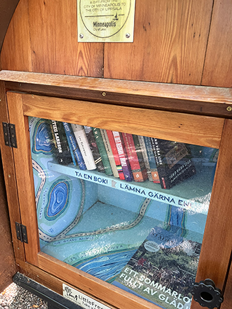 Bokskåp vid Walmstedtska gården