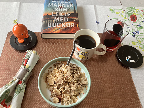 Frukost med Hopptimisten o Mannen som lekte med dockor