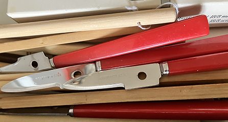 Fyra kräftknivar i kökslåda