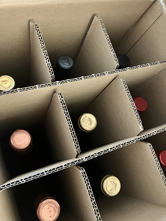 Nio flaskor appassimento i låda