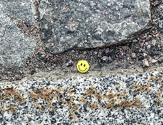 Smiley på kullerstenarna Smiley på kullerstenarna