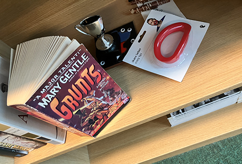 Bok och lösläppar i bokhylla på jobbet Bok och lösläppar i bokhylla på jobbet