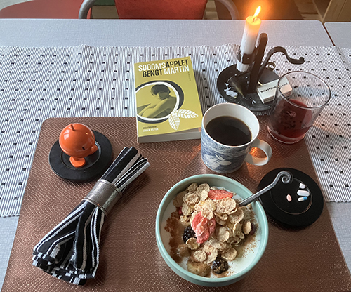 Fredagsfrukost med täntt ljus Hopptimisten och Sodomsäpplet