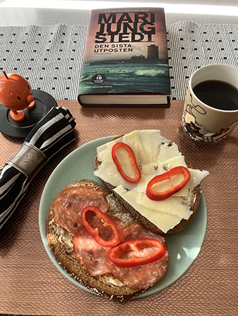 Lördagsfrukost mackor o kaffe boken Den sista utposten Hopptimisten