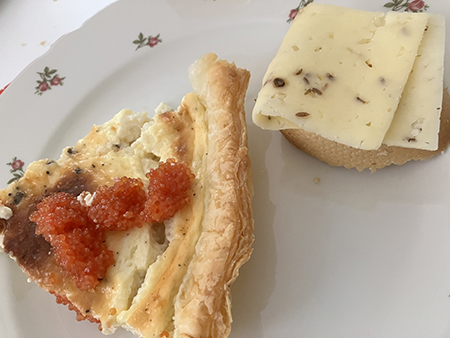 Västerbottenpaj och baguette med kryddost hos Anna