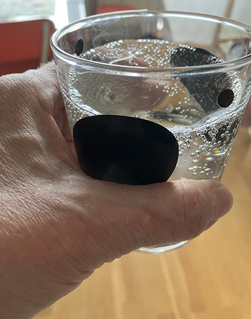 Ett glas kall bubblig svartvinbärsbladssaft