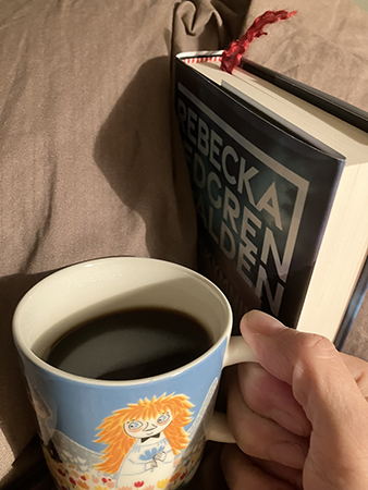 Kaffe på sängen och boken Blå skymning