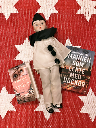 Pierrot med böckerna Om en syster och Mannen som lekte med dockor