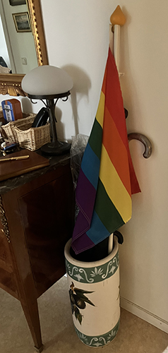 Regnbågsflaggan i paraplystället