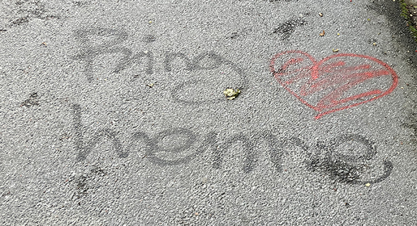 Ring henne o hjärta på trottoaren