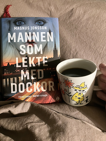 Boken Mannen som lekte med dockor och kaffe på sängen