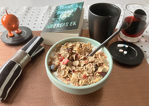 Fredagsfrukost med fil Hopptimisten Jannica Brandt o kaffe i en senapsmugg