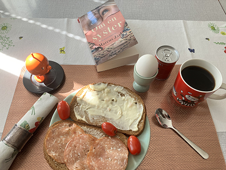 Hemmalunch med mackor ägg kaffe Hopptimisten och Om en syster
