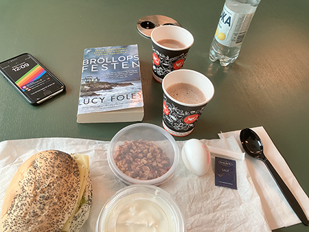 Jobblunch med boken Bröllopsfesten