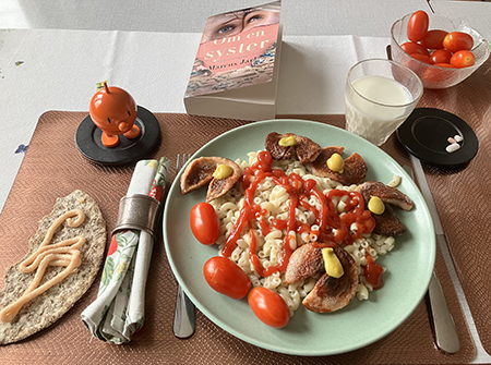 Kalkonkorv o makaroner knäcke med kaviar tomater Hopptimisten och Om en syster