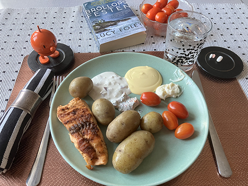 Laxmiddag med kokt potatis Hopptimisten boken Bröllopsfesten Laxmiddag med kokt potatis Hopptimisten boken Bröllopsfesten