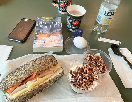 Lunch med ubåtsmacka o boken Bröllopsfesten Lunch med ubåtsmacka o boken Bröllopsfesten