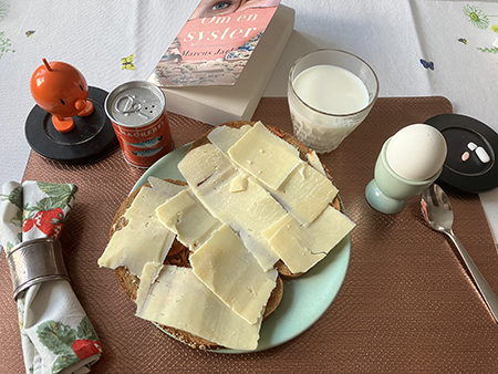 Ostmackor med makrill under ägg mjölk Hopptimisten och Om en syster Ostmackor med makrill under ägg mjölk Hopptimisten och Om en syster