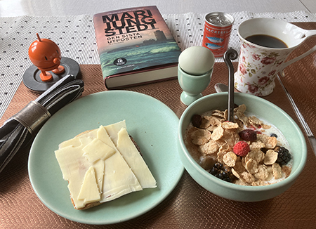 Söndagsfrukost med ägg från Aska Hopptimisten och boken Den sista utposten