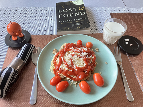 Spaghetti o kycklingfärs med parmesan ketchup tomater Hopptimisten o Lost and Found