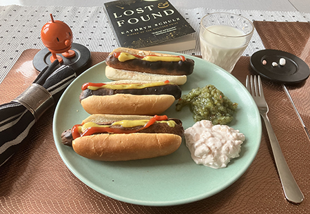 Tre kycklingkorvar med bröd räksallad bostongurka Lost and Found Hopptimisten