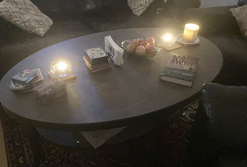 Vardagsrumsbordet med tända ljus