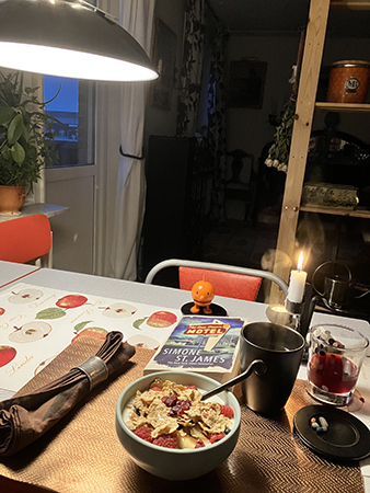 Hybridfrukost med tända ljus o tänd lampa