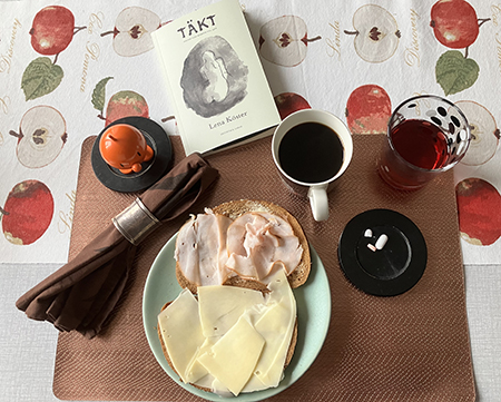 Lätt kvällsmat mackor kaffe tranbärsjuice Hopptimisten och boken Täkt