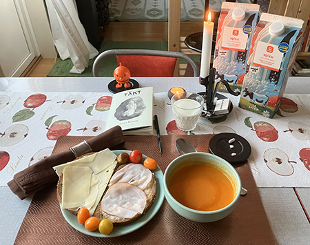 Mackor o tomatsoppa till kvällsmat med Täkt Hopptimisten och två tända ljus