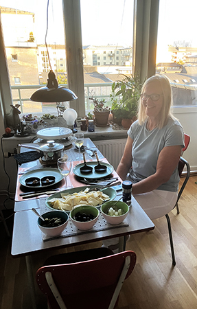 Mimmi vid köksbordet och raclettemiddagen