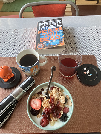 Onsdagsfrukost med många bär i filen