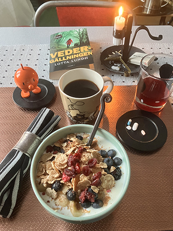 Onsdagsfrukost med tänt ljus Hopptimisten och Vedergällningen